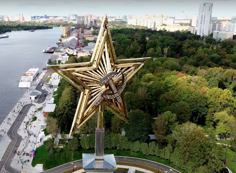 Звезда на шпиле Северного речного вокзала